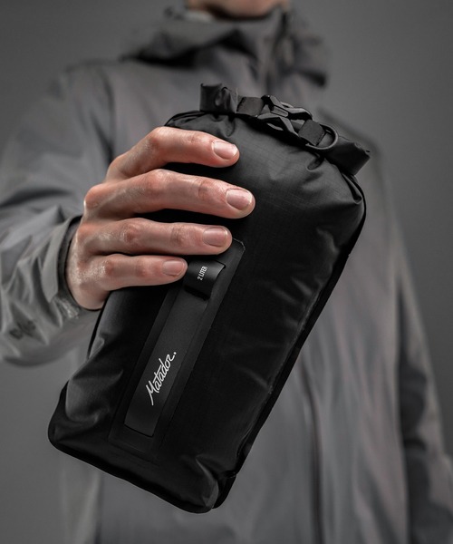 Matador(マタドール)の「Matador/マタドール Flatpak Dry Bag/フラットバッグ 2L(トラベルグッズ・メンズ・ブラック・FREE)」の8枚目の写真