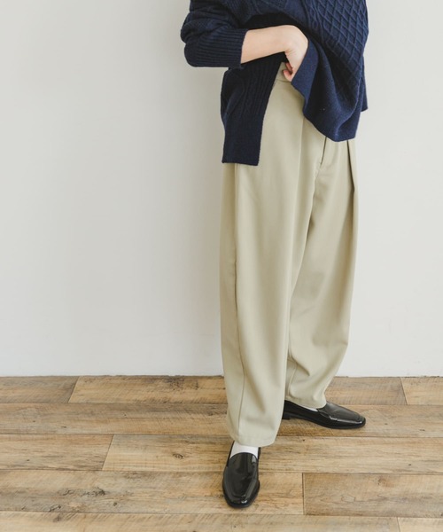 ITEMS URBANRESEARCH(アイテムズ アーバンリサーチ)の「カーブシルエットスラックス(スラックス・レディース・ベージュ/グレー・SMALL/MEDIUM)」の18枚目の写真