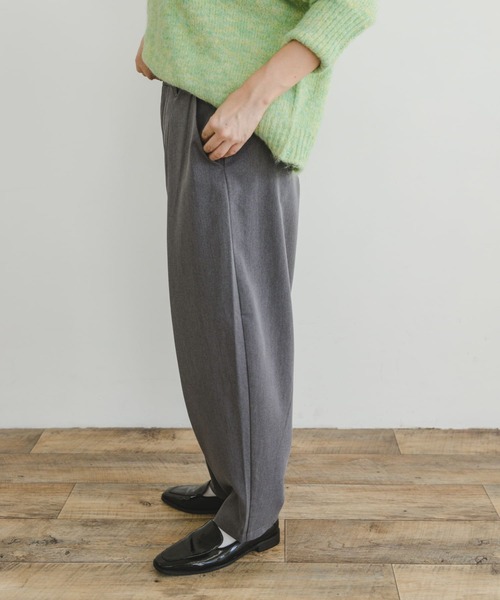 ITEMS URBANRESEARCH(アイテムズ アーバンリサーチ)の「カーブシルエットスラックス(スラックス・レディース・ベージュ/グレー・SMALL/MEDIUM)」の6枚目の写真