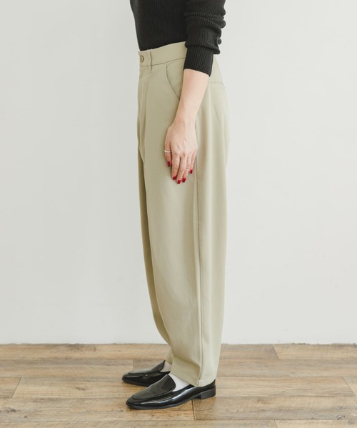 ITEMS URBANRESEARCH(アイテムズ アーバンリサーチ)の「カーブシルエットスラックス(スラックス・レディース・ベージュ/グレー・SMALL/MEDIUM)」の10枚目の写真