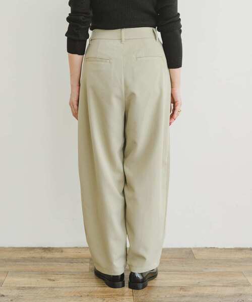 ITEMS URBANRESEARCH(アイテムズ アーバンリサーチ)の「カーブシルエットスラックス(スラックス・レディース・ベージュ/グレー・SMALL/MEDIUM)」の11枚目の写真