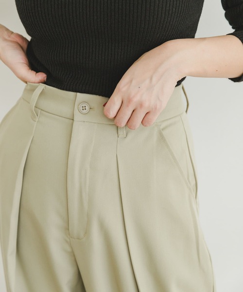 ITEMS URBANRESEARCH(アイテムズ アーバンリサーチ)の「カーブシルエットスラックス(スラックス・レディース・ベージュ/グレー・SMALL/MEDIUM)」の12枚目の写真