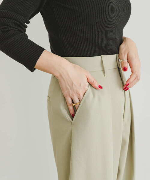 ITEMS URBANRESEARCH(アイテムズ アーバンリサーチ)の「カーブシルエットスラックス(スラックス・レディース・ベージュ/グレー・SMALL/MEDIUM)」の13枚目の写真