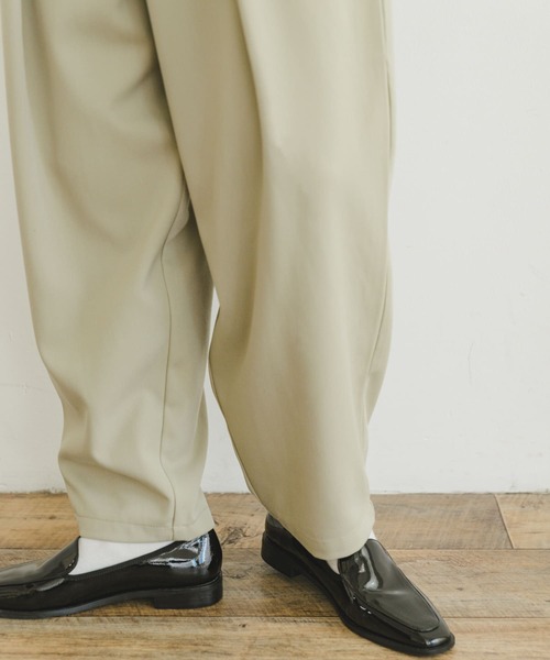 ITEMS URBANRESEARCH(アイテムズ アーバンリサーチ)の「カーブシルエットスラックス(スラックス・レディース・ベージュ/グレー・SMALL/MEDIUM)」の14枚目の写真