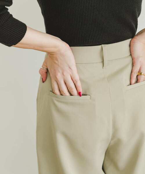 ITEMS URBANRESEARCH(アイテムズ アーバンリサーチ)の「カーブシルエットスラックス(スラックス・レディース・ベージュ/グレー・SMALL/MEDIUM)」の15枚目の写真