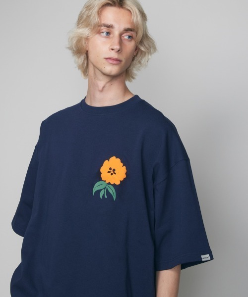 rehacer（レアセル）の「rehacer : Pulling Flower S/S HW T   / プリング フラワー ヘビーウエイトTシャツ（Tシャツ/カットソー・メンズ・ブラック/ブルー/ネイビー/グリーン・MEDIUM/X-LARGE/LARGE）」の5枚目の写真
