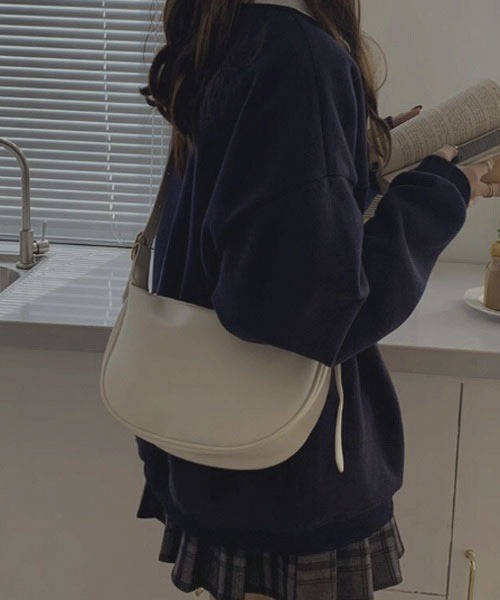 Mayree（メイリー）の「【resonance】合皮 シンプル ハーフムーン ショルダーバッグ（ショルダーバッグ・レディース・ブラック/アイボリー/ブラウン・FREE）」の2枚目の写真