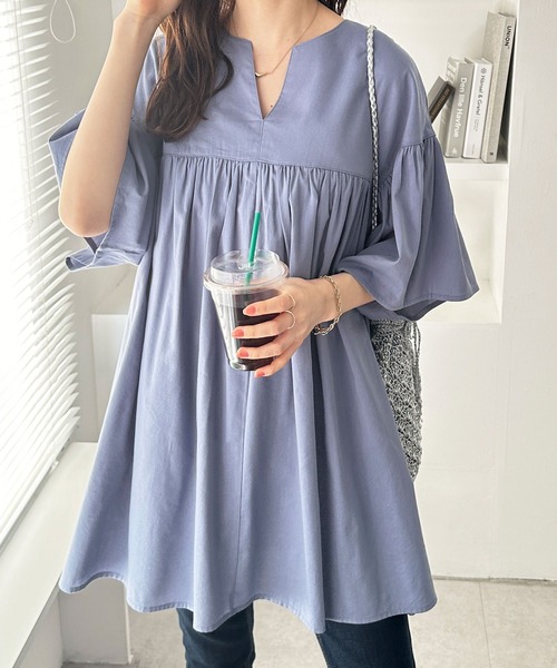 GeeRA（ジーラ）の「フレアー袖キーネックブラウス（シャツ/ブラウス・レディース・ライトベージュ/ブルー/ブラック/オフホワイト・MEDIUM/LARGE/X-LARGE）」の4枚目の写真