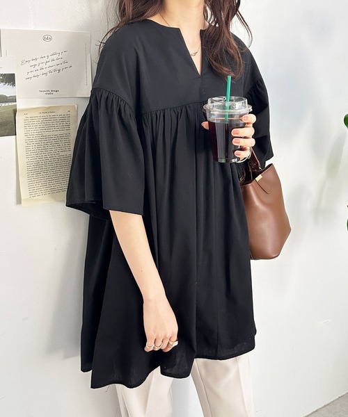 GeeRA（ジーラ）の「フレアー袖キーネックブラウス（シャツ/ブラウス・レディース・ライトベージュ/ブルー/ブラック/オフホワイト・MEDIUM/LARGE/X-LARGE）」の2枚目の写真