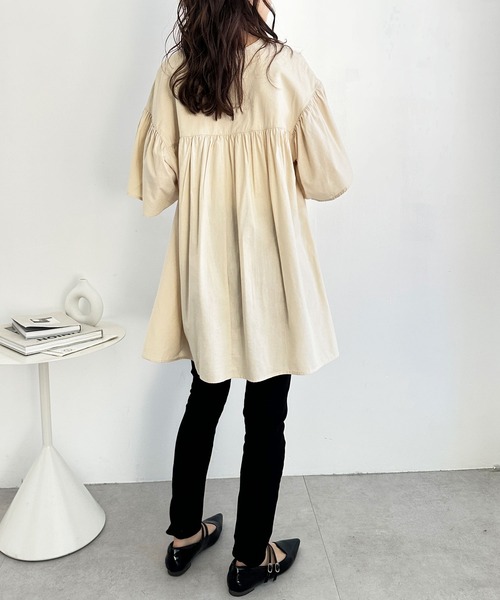 GeeRA（ジーラ）の「フレアー袖キーネックブラウス（シャツ/ブラウス・レディース・ライトベージュ/ブルー/ブラック/オフホワイト・MEDIUM/LARGE/X-LARGE）」の10枚目の写真