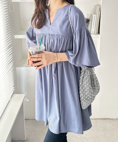 GeeRA（ジーラ）の「フレアー袖キーネックブラウス（シャツ/ブラウス・レディース・ライトベージュ/ブルー/ブラック/オフホワイト・MEDIUM/LARGE/X-LARGE）」の11枚目の写真