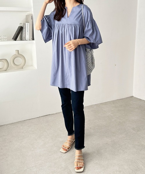 GeeRA（ジーラ）の「フレアー袖キーネックブラウス（シャツ/ブラウス・レディース・ライトベージュ/ブルー/ブラック/オフホワイト・MEDIUM/LARGE/X-LARGE）」の13枚目の写真