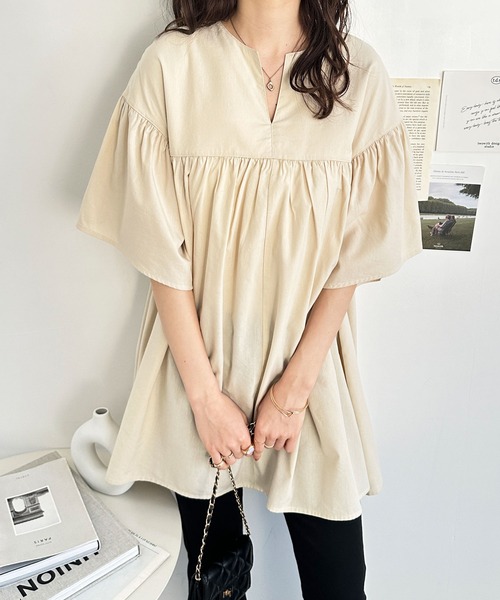 GeeRA（ジーラ）の「フレアー袖キーネックブラウス（シャツ/ブラウス・レディース・ライトベージュ/ブルー/ブラック/オフホワイト・MEDIUM/LARGE/X-LARGE）」の5枚目の写真