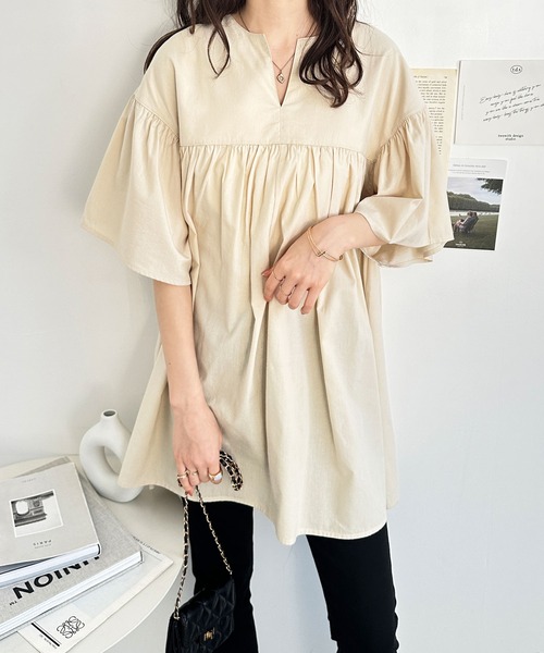 GeeRA（ジーラ）の「フレアー袖キーネックブラウス（シャツ/ブラウス・レディース・ライトベージュ/ブルー/ブラック/オフホワイト・MEDIUM/LARGE/X-LARGE）」の6枚目の写真