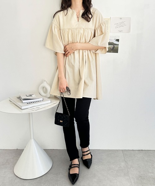 GeeRA（ジーラ）の「フレアー袖キーネックブラウス（シャツ/ブラウス・レディース・ライトベージュ/ブルー/ブラック/オフホワイト・MEDIUM/LARGE/X-LARGE）」の8枚目の写真