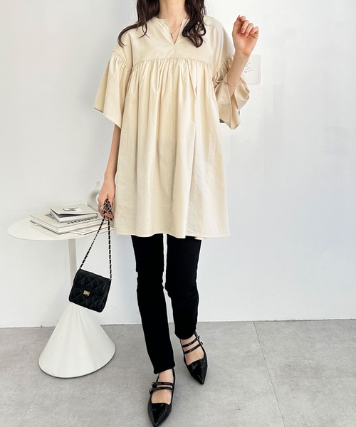 GeeRA（ジーラ）の「フレアー袖キーネックブラウス（シャツ/ブラウス・レディース・ライトベージュ/ブルー/ブラック/オフホワイト・MEDIUM/LARGE/X-LARGE）」の7枚目の写真