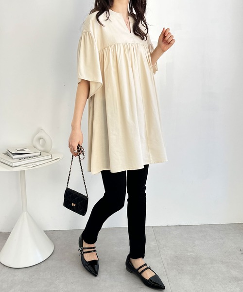 GeeRA（ジーラ）の「フレアー袖キーネックブラウス（シャツ/ブラウス・レディース・ライトベージュ/ブルー/ブラック/オフホワイト・MEDIUM/LARGE/X-LARGE）」の9枚目の写真