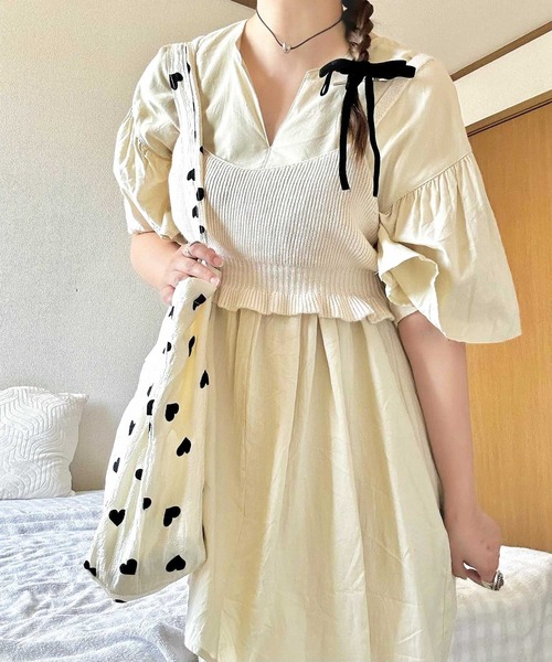 GeeRA（ジーラ）の「フレアー袖キーネックブラウス（シャツ/ブラウス・レディース・ライトベージュ/ブルー/ブラック/オフホワイト・MEDIUM/LARGE/X-LARGE）」の22枚目の写真