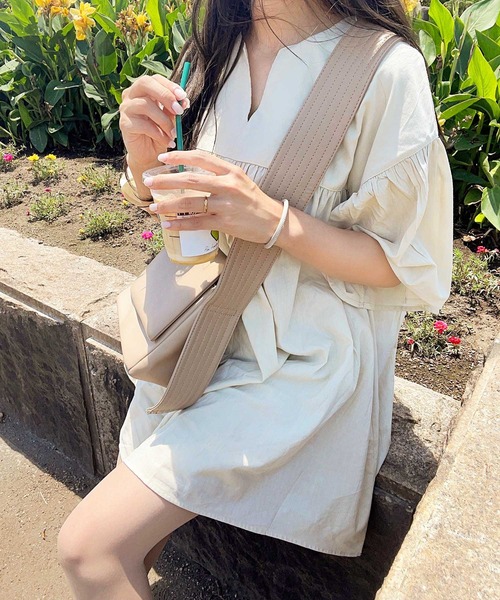 GeeRA（ジーラ）の「フレアー袖キーネックブラウス（シャツ/ブラウス・レディース・ライトベージュ/ブルー/ブラック/オフホワイト・MEDIUM/LARGE/X-LARGE）」の18枚目の写真