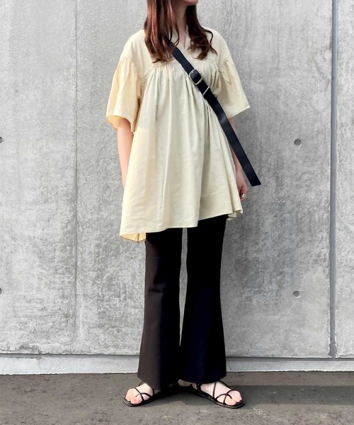 GeeRA（ジーラ）の「フレアー袖キーネックブラウス（シャツ/ブラウス・レディース・ライトベージュ/ブルー/ブラック/オフホワイト・MEDIUM/LARGE/X-LARGE）」の21枚目の写真