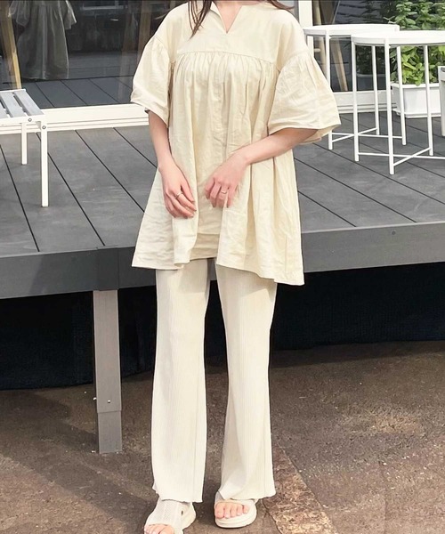 GeeRA（ジーラ）の「フレアー袖キーネックブラウス（シャツ/ブラウス・レディース・ライトベージュ/ブルー/ブラック/オフホワイト・MEDIUM/LARGE/X-LARGE）」の19枚目の写真