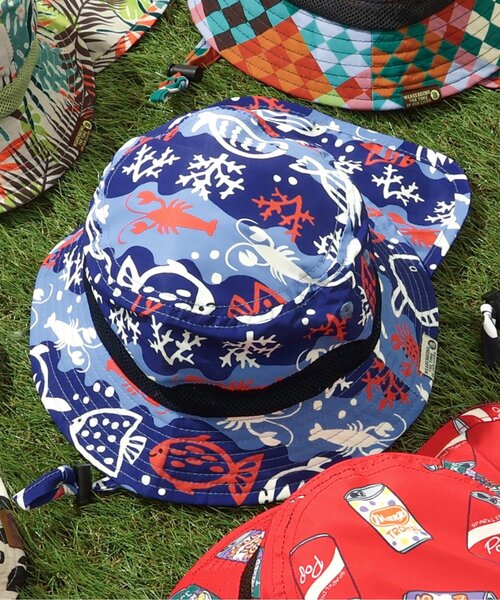 BREEZE（ブリーズ）の「【保冷剤収納可・UVカット】総柄アウトドアハット＿日よけ付き（ハット・キッズ・レッド/ネイビー/チェック/ベージュ/ブルー/アイボリー・56/54/52/50）」の4枚目の写真