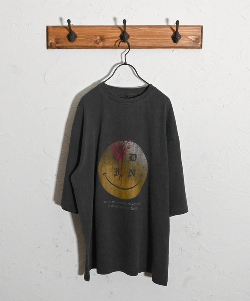 Anytime Songs（エニータイムソングス）の「16/天竺 ピグメント プリントTシャツ（Tシャツ/カットソー・メンズ・ブラック系その他/ブラック系その他3/ブラウン系その他2/ブラック/ブラック系その他2/ブラウン系その他/モカ/ブラウン系その他3・LARGE/X-LARGE/MEDIUM）」の4枚目の写真