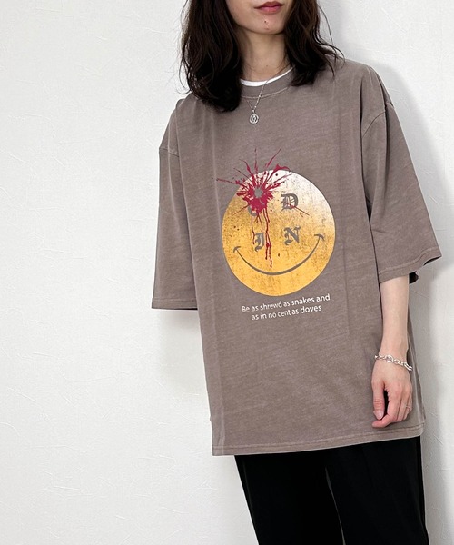 Anytime Songs（エニータイムソングス）の「16/天竺 ピグメント プリントTシャツ（Tシャツ/カットソー・メンズ・ブラック系その他/ブラック系その他3/ブラウン系その他2/ブラック/ブラック系その他2/ブラウン系その他/モカ/ブラウン系その他3・LARGE/X-LARGE/MEDIUM）」の8枚目の写真