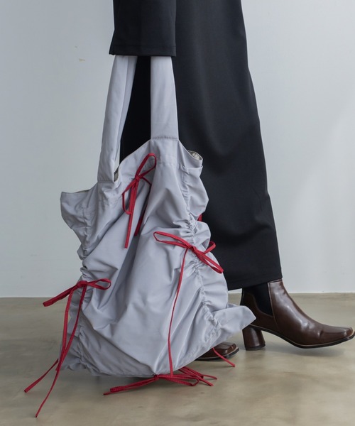 VACANCY(ヴァカンシー)の「配色ドロストリボントートバッグ(トートバッグ・レディース・ブルー/アイボリー/ブラック/グレー・FREE)」の3枚目の写真