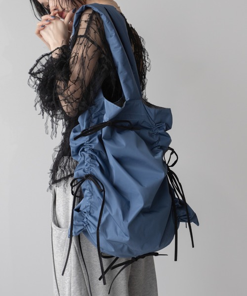 VACANCY(ヴァカンシー)の「配色ドロストリボントートバッグ(トートバッグ・レディース・ブルー/アイボリー/ブラック/グレー・FREE)」の4枚目の写真