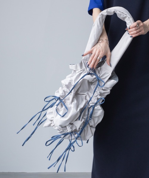 VACANCY(ヴァカンシー)の「配色ドロストリボントートバッグ(トートバッグ・レディース・ブルー/アイボリー/ブラック/グレー・FREE)」の2枚目の写真