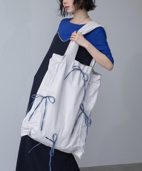 VACANCY(ヴァカンシー)の「配色ドロストリボントートバッグ(トートバッグ・レディース・ブルー/アイボリー/ブラック/グレー・FREE)」の8枚目の写真