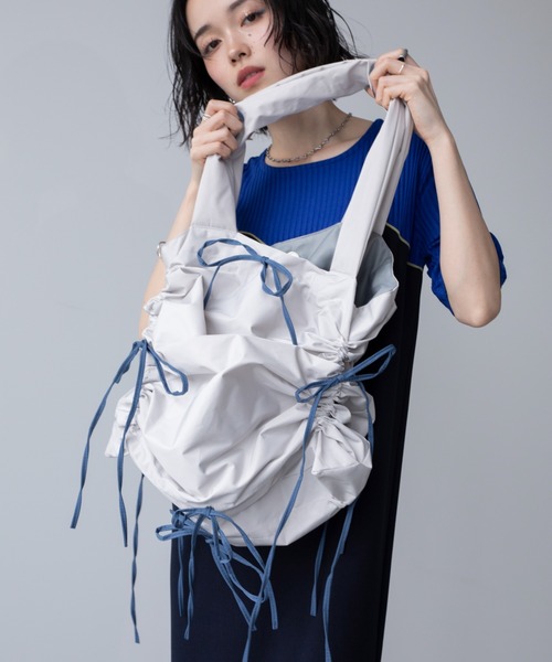 VACANCY(ヴァカンシー)の「配色ドロストリボントートバッグ(トートバッグ・レディース・ブルー/アイボリー/ブラック/グレー・FREE)」の20枚目の写真