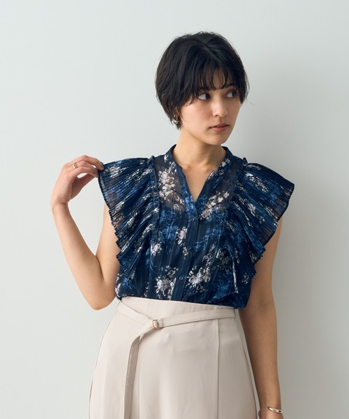 YECCA VECCA（イェッカヴェッカ）の「フラワー柄プリーツMIXブラウス（シャツ/ブラウス・レディース・アイボリー/ネイビー・FREE）」の2枚目の写真