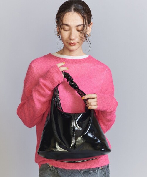 BEAUTY&YOUTH UNITED ARROWS(ビューティーアンドユースユナイテッドアローズ)の「フェイクエナメル ギャザー ワンハンドル ショルダーバッグ(ショルダーバッグ・レディース・ブラック/オリーブ・FREE)」の3枚目の写真