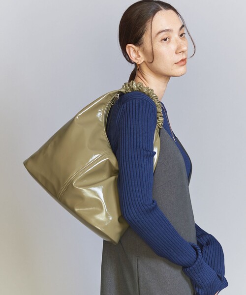 BEAUTY&YOUTH UNITED ARROWS(ビューティーアンドユースユナイテッドアローズ)の「フェイクエナメル ギャザー ワンハンドル ショルダーバッグ(ショルダーバッグ・レディース・ブラック/オリーブ・FREE)」の5枚目の写真