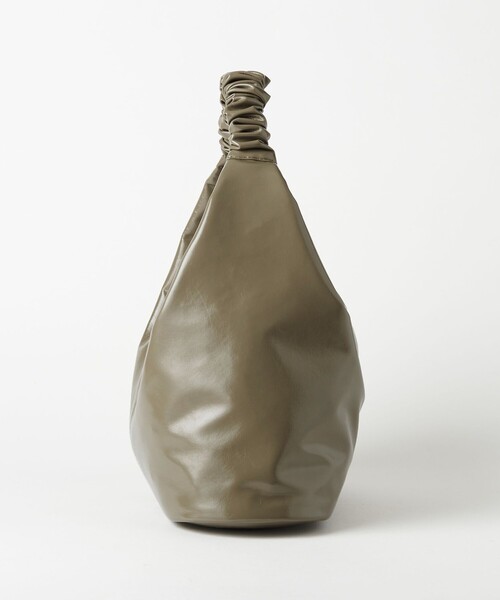 BEAUTY&YOUTH UNITED ARROWS(ビューティーアンドユースユナイテッドアローズ)の「フェイクエナメル ギャザー ワンハンドル ショルダーバッグ(ショルダーバッグ・レディース・ブラック/オリーブ・FREE)」の8枚目の写真