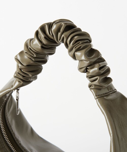 BEAUTY&YOUTH UNITED ARROWS(ビューティーアンドユースユナイテッドアローズ)の「フェイクエナメル ギャザー ワンハンドル ショルダーバッグ(ショルダーバッグ・レディース・ブラック/オリーブ・FREE)」の11枚目の写真