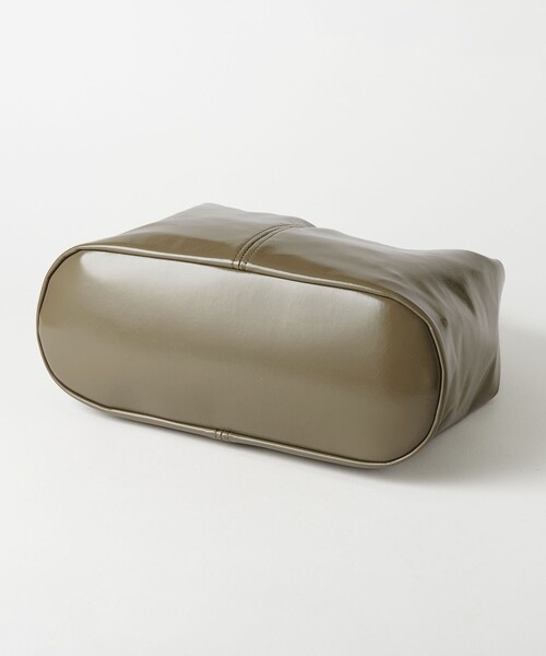 BEAUTY&YOUTH UNITED ARROWS(ビューティーアンドユースユナイテッドアローズ)の「フェイクエナメル ギャザー ワンハンドル ショルダーバッグ(ショルダーバッグ・レディース・ブラック/オリーブ・FREE)」の12枚目の写真