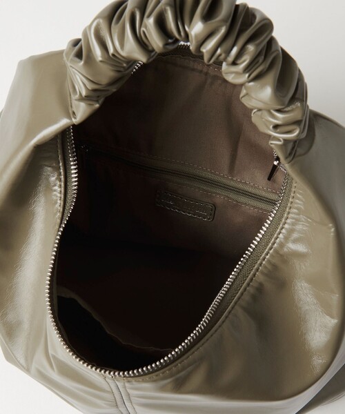 BEAUTY&YOUTH UNITED ARROWS(ビューティーアンドユースユナイテッドアローズ)の「フェイクエナメル ギャザー ワンハンドル ショルダーバッグ(ショルダーバッグ・レディース・ブラック/オリーブ・FREE)」の13枚目の写真