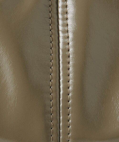 BEAUTY&YOUTH UNITED ARROWS(ビューティーアンドユースユナイテッドアローズ)の「フェイクエナメル ギャザー ワンハンドル ショルダーバッグ(ショルダーバッグ・レディース・ブラック/オリーブ・FREE)」の16枚目の写真