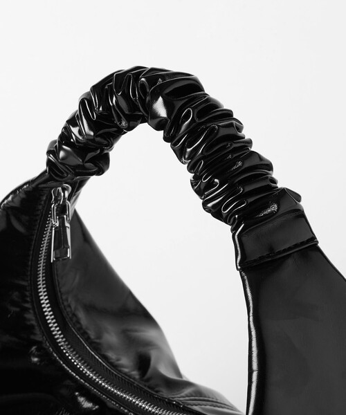 BEAUTY&YOUTH UNITED ARROWS(ビューティーアンドユースユナイテッドアローズ)の「フェイクエナメル ギャザー ワンハンドル ショルダーバッグ(ショルダーバッグ・レディース・ブラック/オリーブ・FREE)」の19枚目の写真