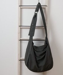 UNIVERSAL OVERALL（ユニバーサルオーバーオール）の「【94】【UNIVERSAL OVERALL/ユニバーサルオーバーオール】ワンポイント ブランドロゴデザイン ウィンクルナイロン ニュースペーパーバッグ/メッセンジャーバッグ/30L（メッセンジャーバッグ）」