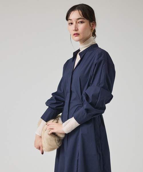 qualite（カリテ）の「ウエストギャザーシャツワンピース/オフィスカジュアル/秋服/冬服/羽織り（ワンピース・レディース・オフホワイト/ネイビー・38/36）」の6枚目の写真