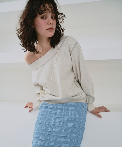 titivate(ティティベイト)の「オフショルダースウェットプルオーバー(スウェット・レディース・ブラック/チャコール/オートミール・S/M/L)」の3枚目の写真