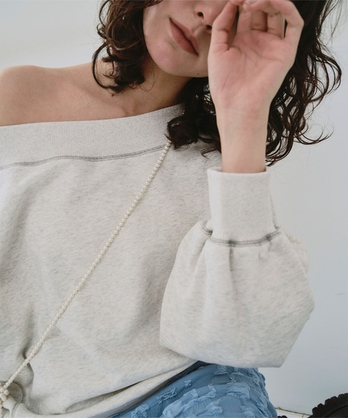 titivate(ティティベイト)の「オフショルダースウェットプルオーバー(スウェット・レディース・ブラック/チャコール/オートミール・S/M/L)」の12枚目の写真