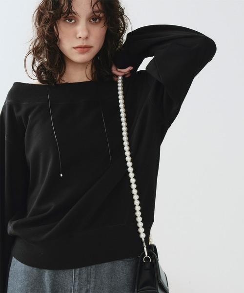 titivate(ティティベイト)の「オフショルダースウェットプルオーバー(スウェット・レディース・ブラック/チャコール/オートミール・S/M/L)」の6枚目の写真