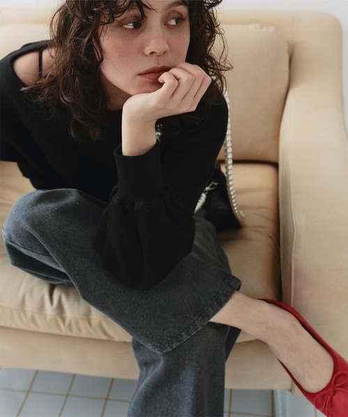 titivate(ティティベイト)の「オフショルダースウェットプルオーバー(スウェット・レディース・ブラック/チャコール/オートミール・S/M/L)」の7枚目の写真