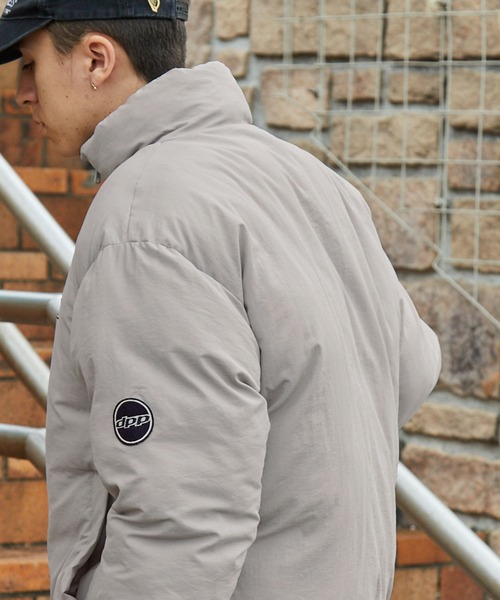 ddp(ディーディーピー)の「DDP/ディーディーピー 別注 2WAYリバーシブル ロゴ刺繍 オーバーサイズ中綿ジャケット(ダウンジャケット/コート・メンズ・ブラック/ダークブラウン/ライトグレー/ネイビー・L/M)」の8枚目の写真