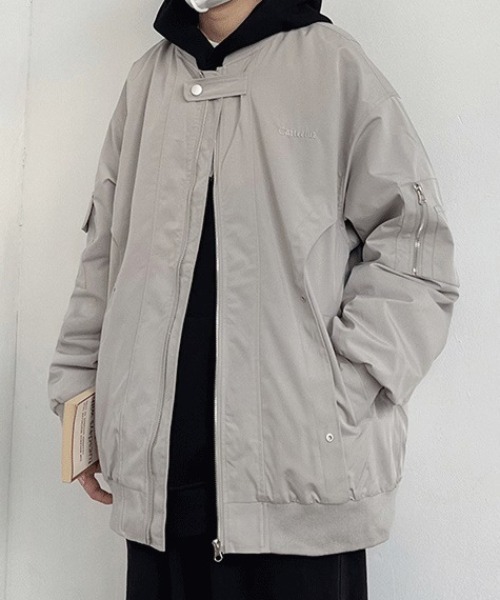 B.R.U（ブル）の「オーバーサイズアイレットMA-1/ミリタリージャケット（ブルゾン・レディース・ブラック/カーキ/ベージュ・FREE）」の2枚目の写真